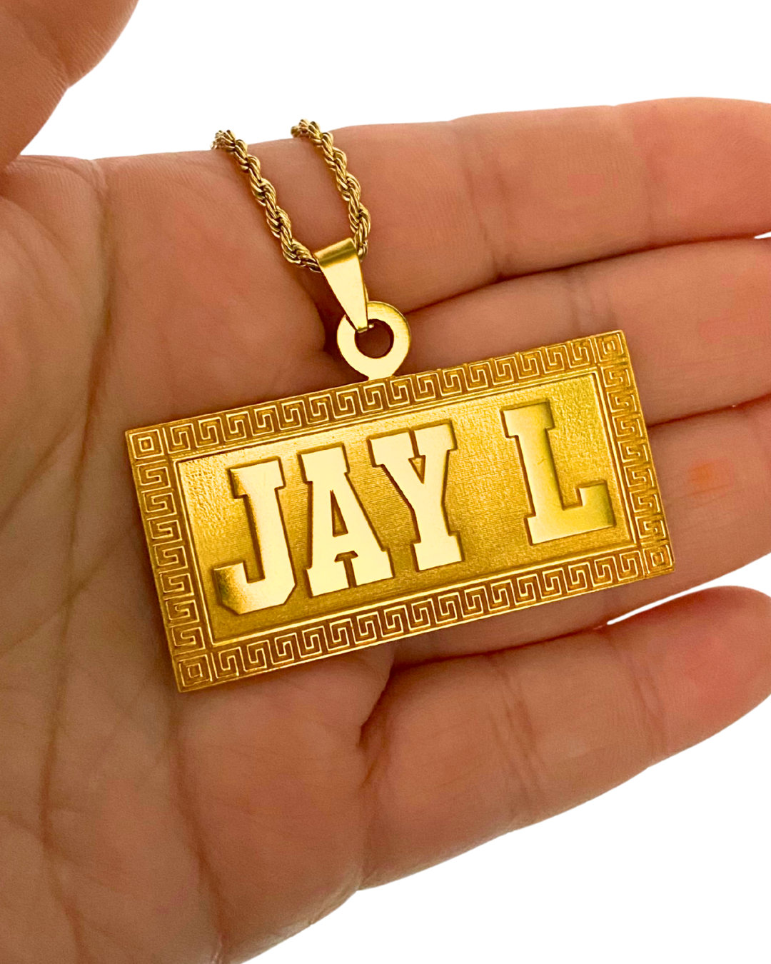 COLLAR PLACA MEDIANA CON NOMBRE A RELIEVE