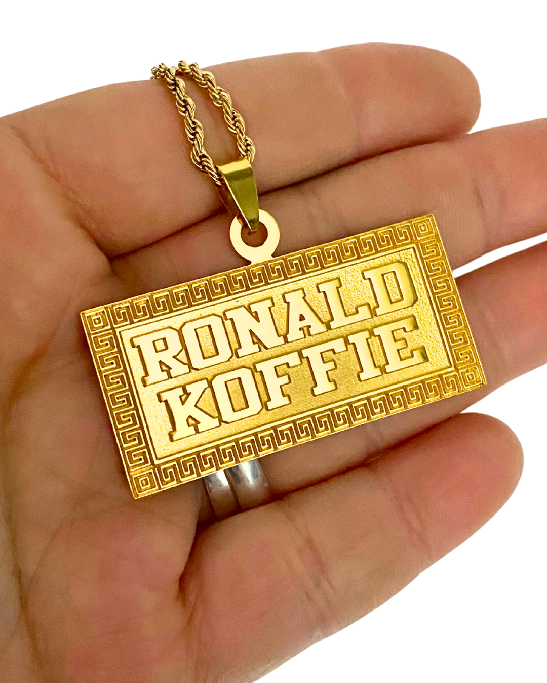 COLLAR PLACA MEDIANA CON NOMBRE A RELIEVE