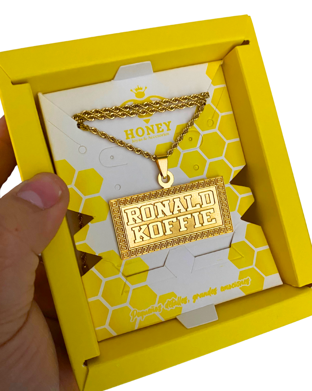 COLLAR PLACA MEDIANA CON NOMBRE A RELIEVE