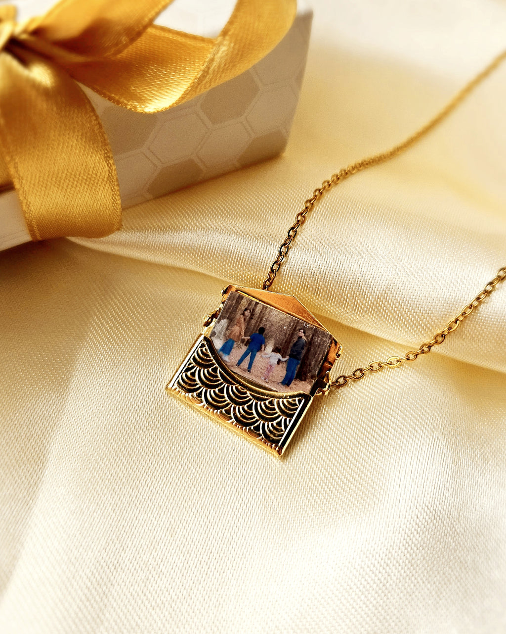 COLLAR CARTA DE AMOR CON RELIEVE