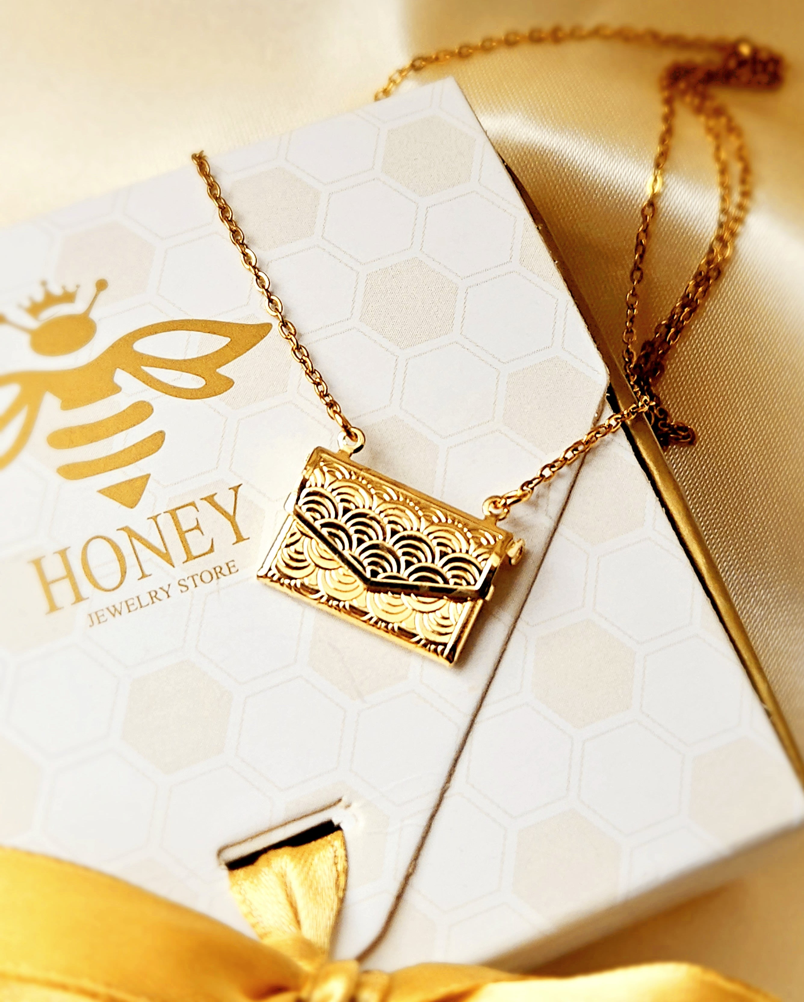 COLLAR CARTA DE AMOR CON RELIEVE