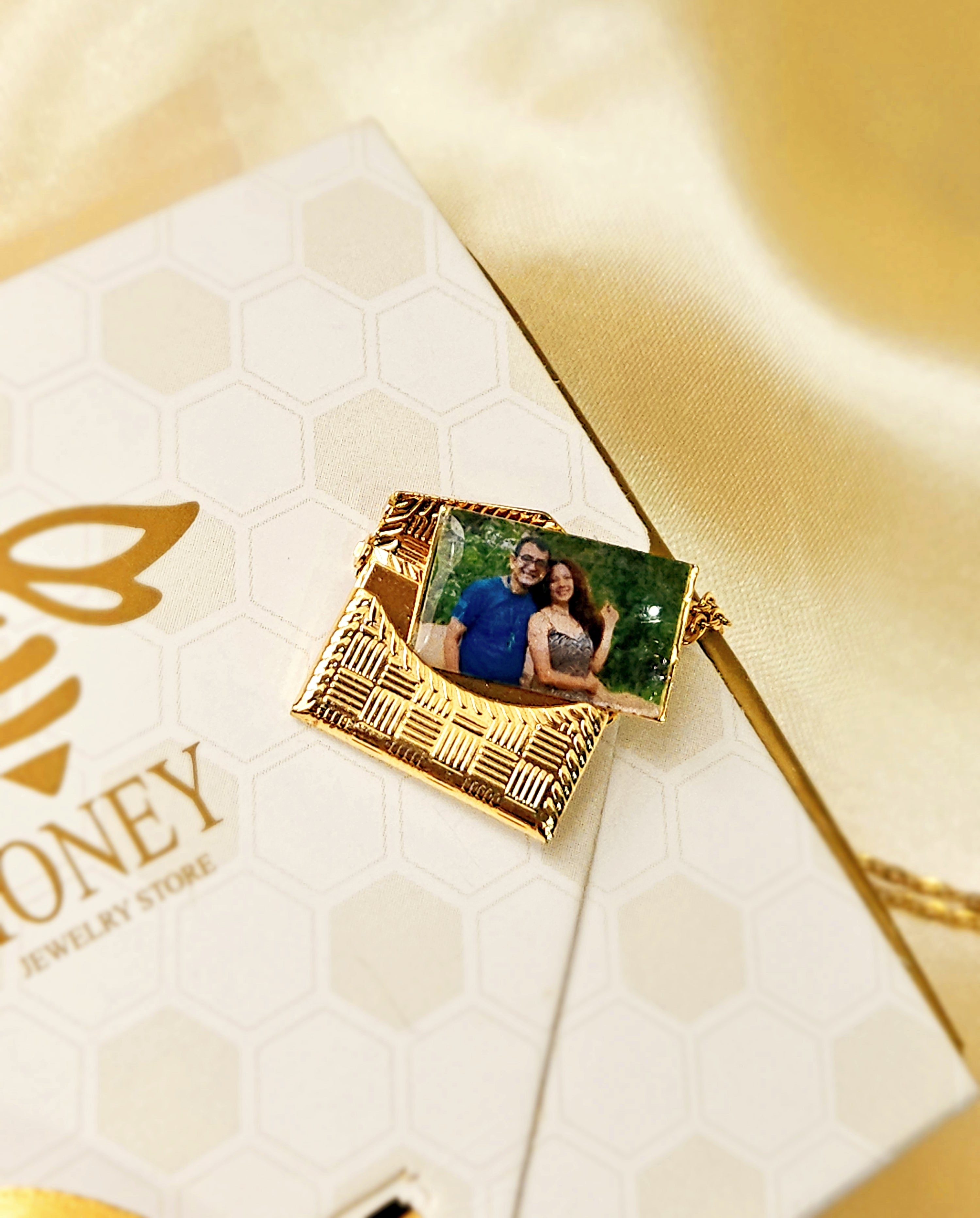 COLLAR CARTA DE AMOR CON RELIEVE