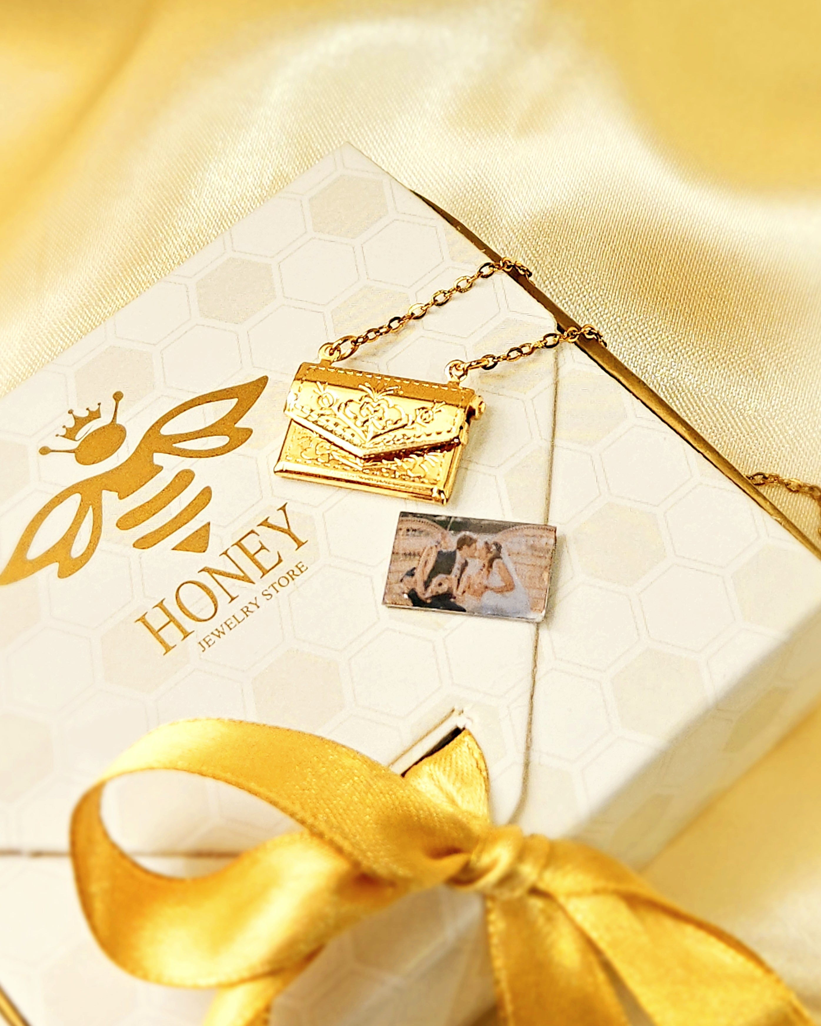 COLLAR CARTA DE AMOR CON RELIEVE