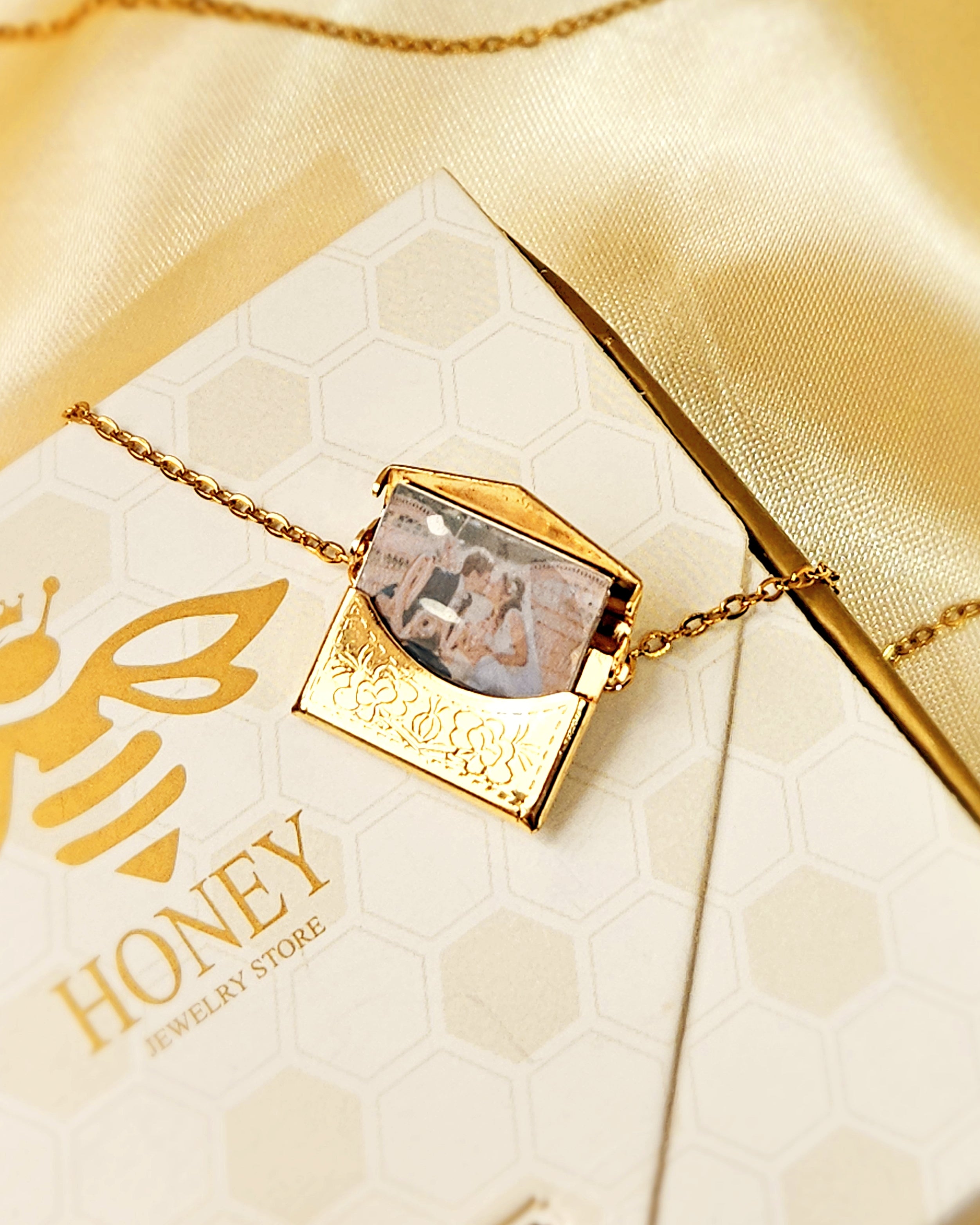 COLLAR CARTA DE AMOR CON RELIEVE