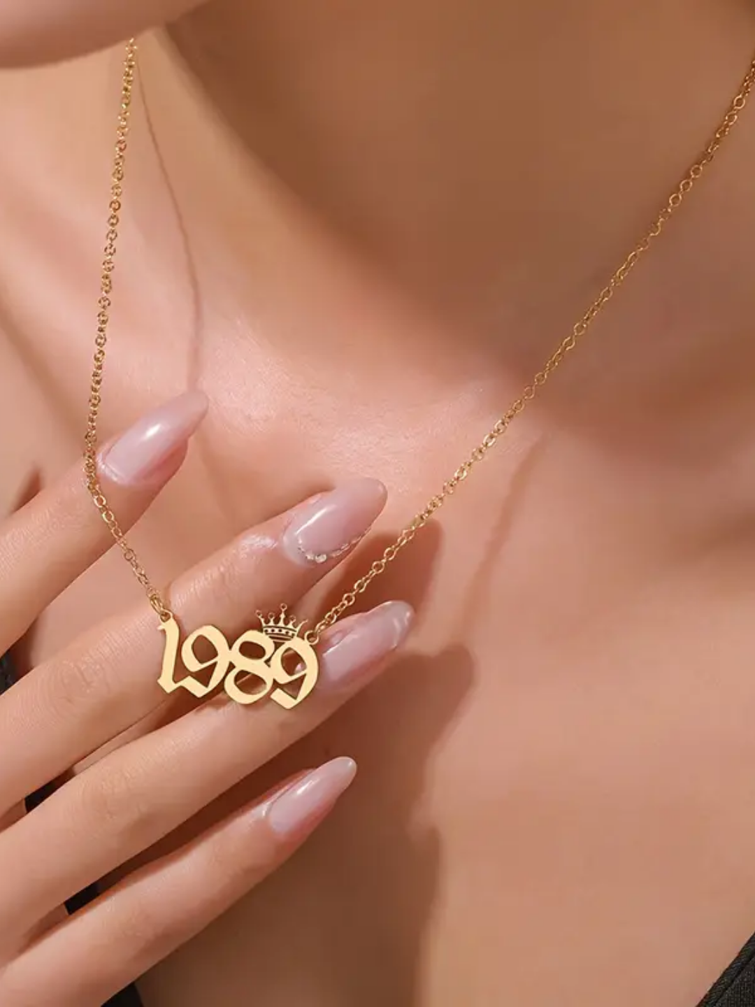 COLLAR CON NÚMEROS CON CORONA DE REINA