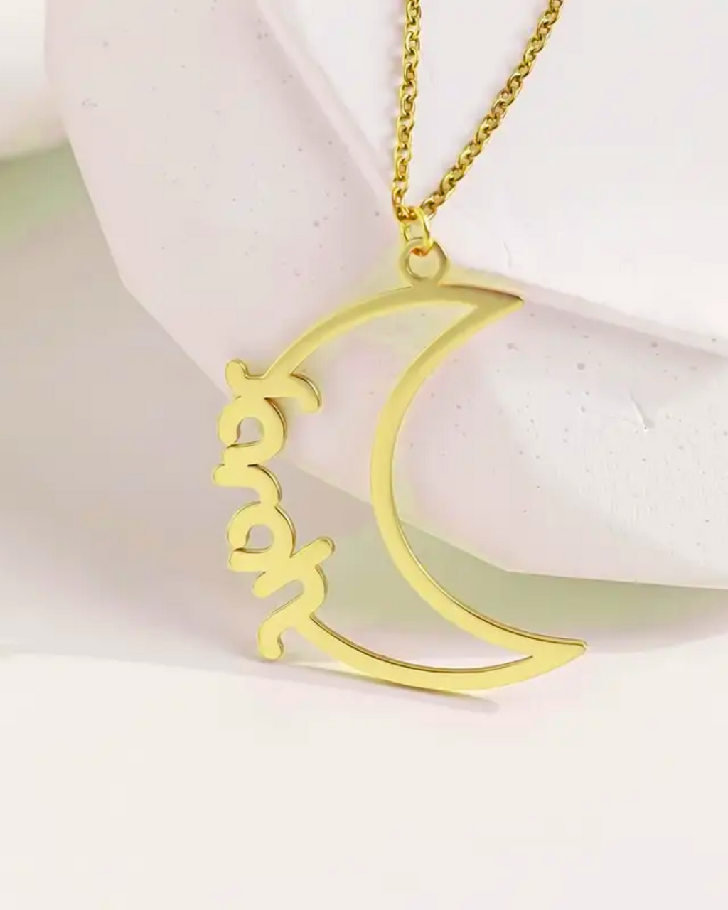 COLLAR CON NOMBRE EN MEDIA LUNA CALADA
