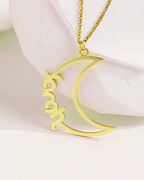 COLLAR CON NOMBRE EN MEDIA LUNA CALADA