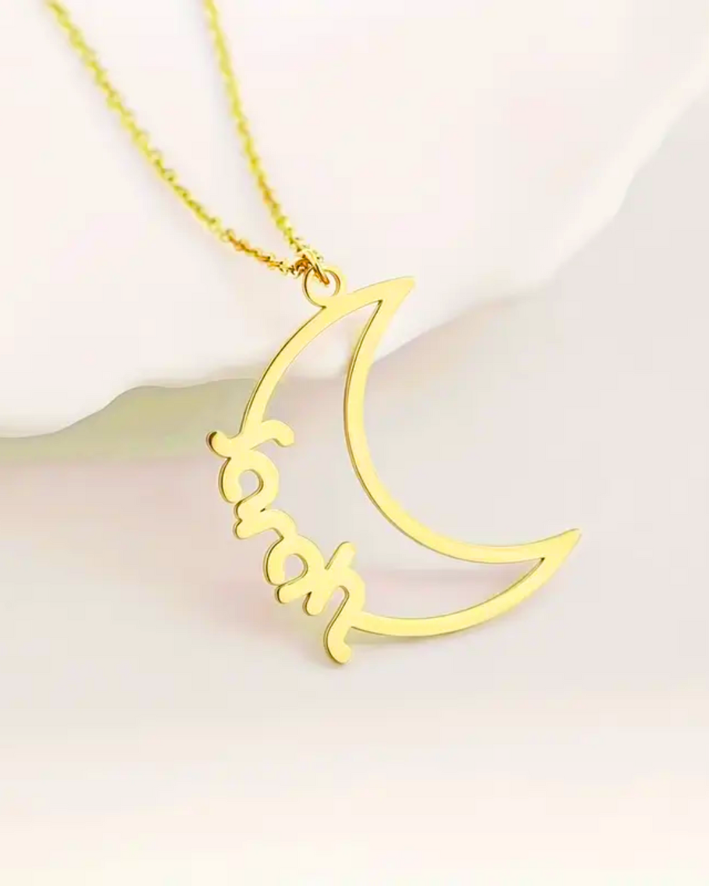 COLLAR CON NOMBRE EN MEDIA LUNA CALADA