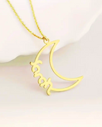 COLLAR CON NOMBRE EN MEDIA LUNA CALADA