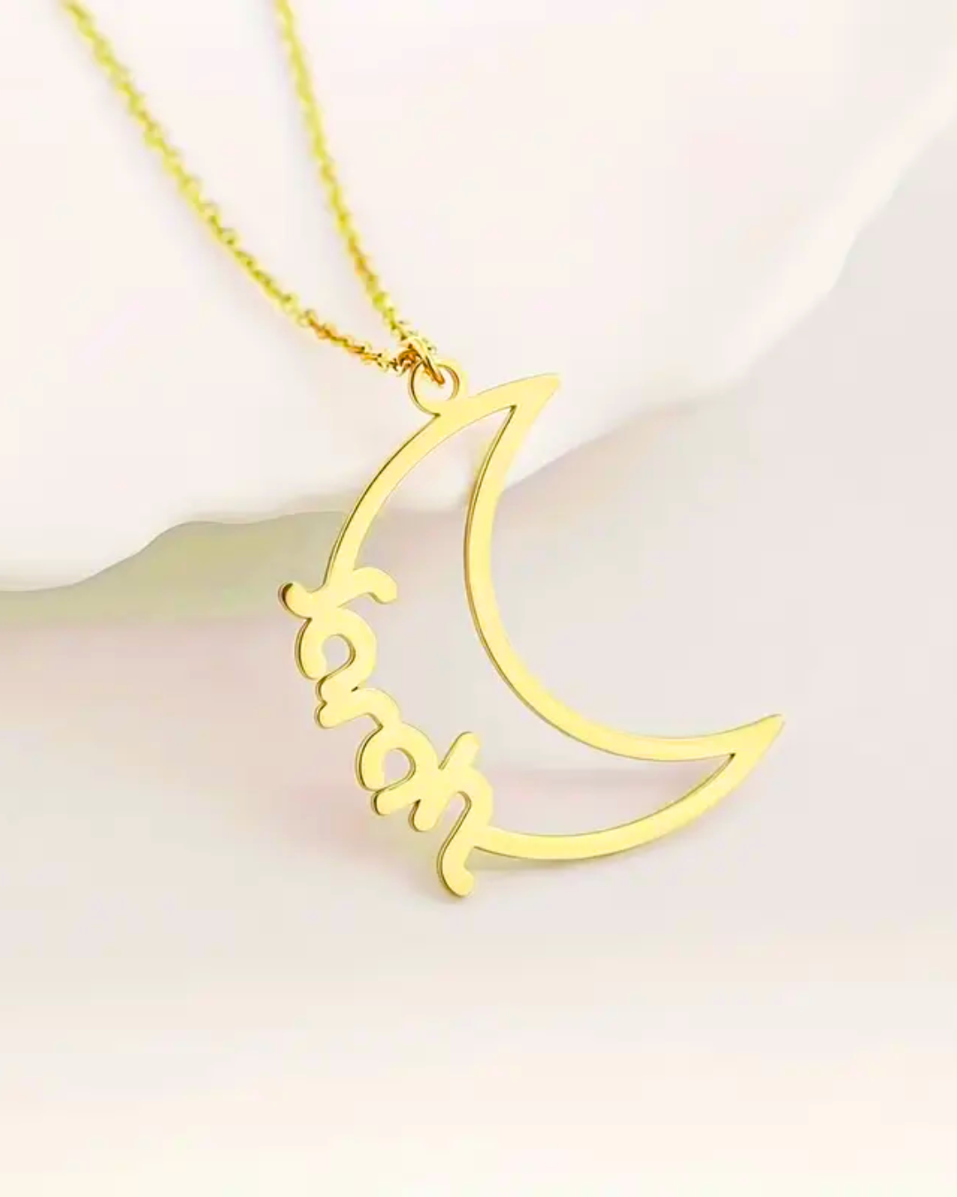 COLLAR CON NOMBRE EN MEDIA LUNA CALADA