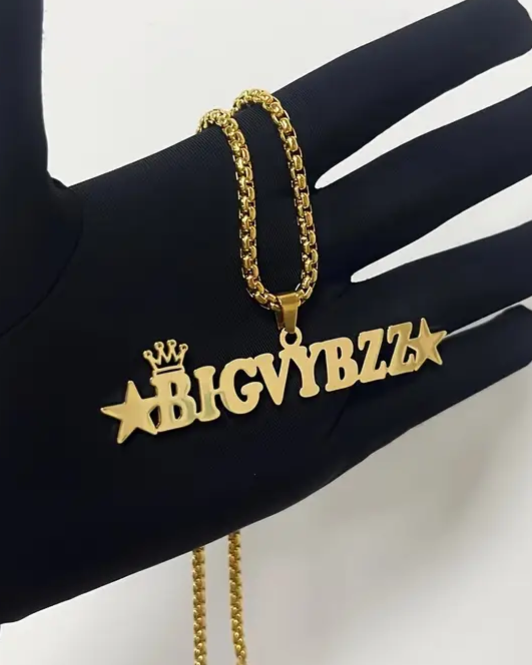 COLLAR CON NOMBRE MAYUSCULAS CON CORONA