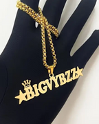 COLLAR CON NOMBRE MAYUSCULAS CON CORONA