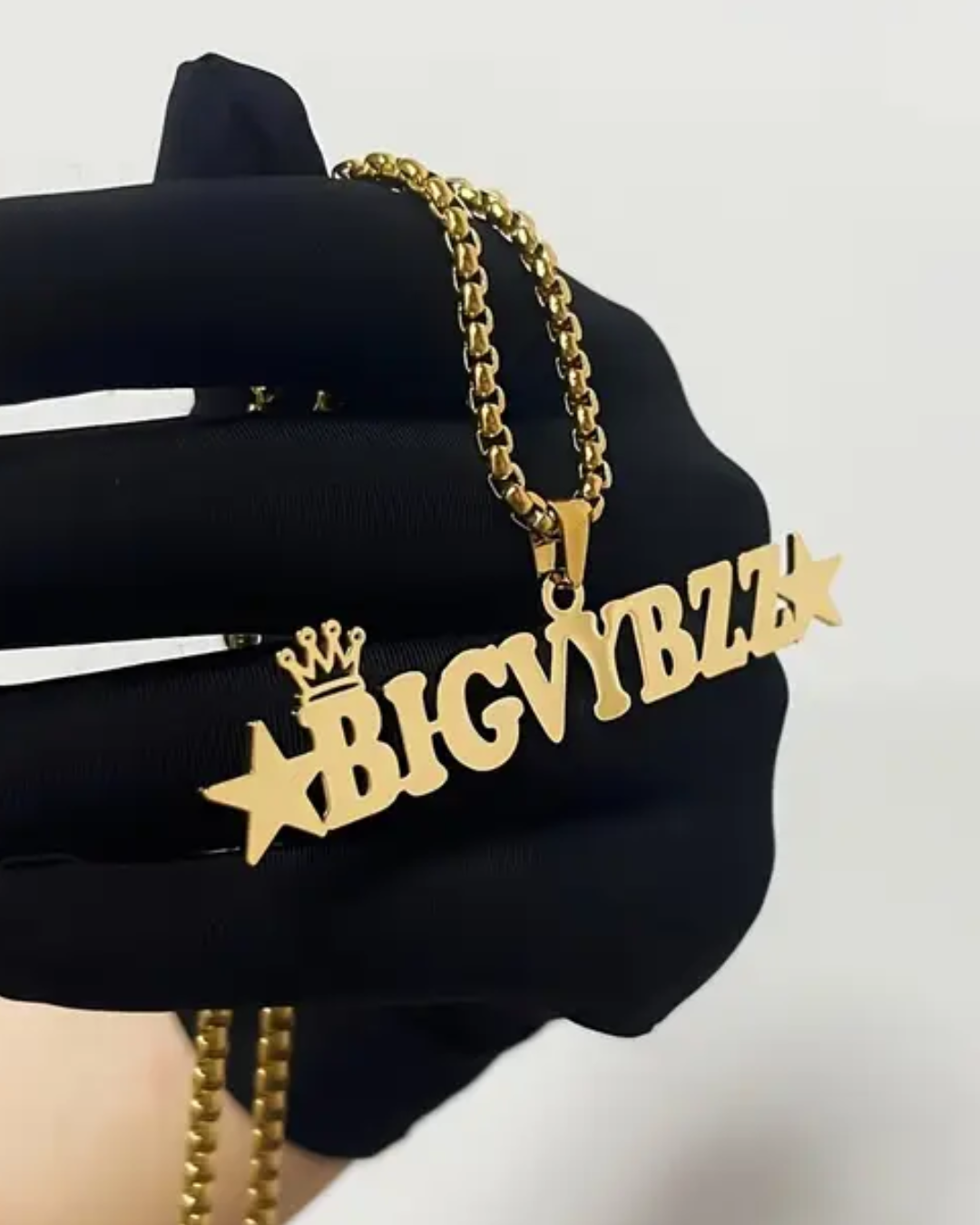 COLLAR CON NOMBRE MAYUSCULAS CON CORONA