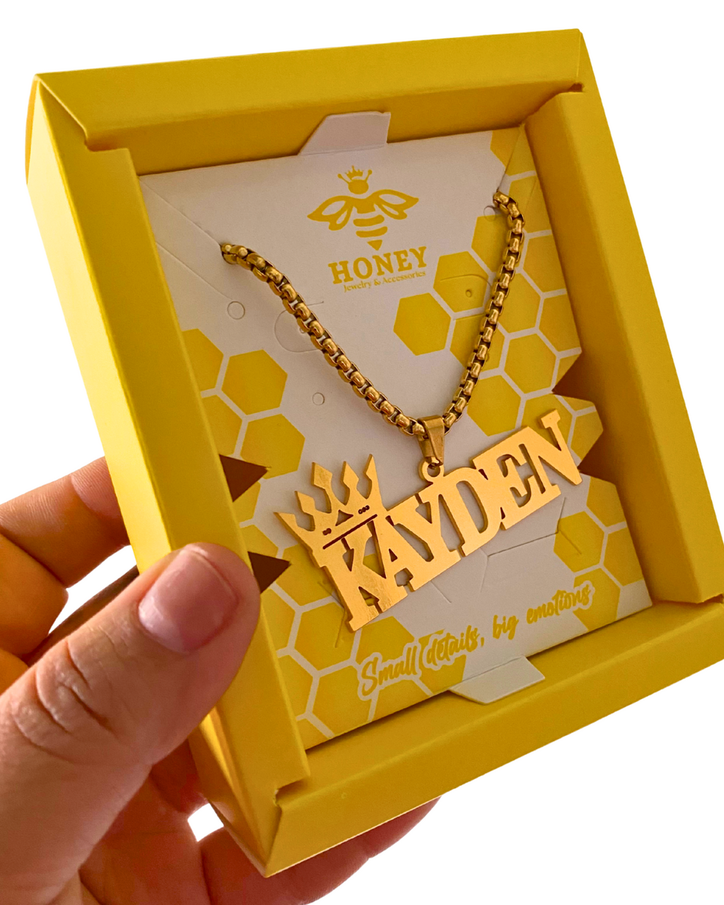 COLLAR CON NOMBRE MAYUSCULAS Y CORONA