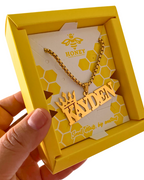 COLLAR CON NOMBRE MAYUSCULAS Y CORONA