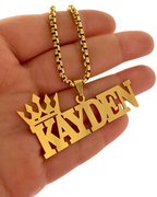 COLLAR CON NOMBRE MAYUSCULAS Y CORONA