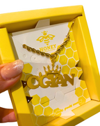 COLLAR CON NOMBRE MAYUSCULAS Y CORONA