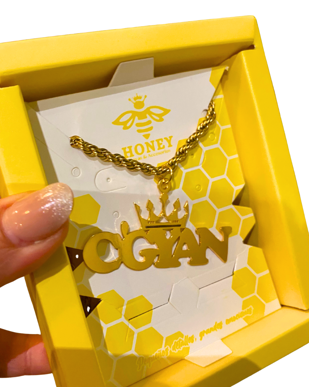 COLLAR CON NOMBRE MAYUSCULAS Y CORONA