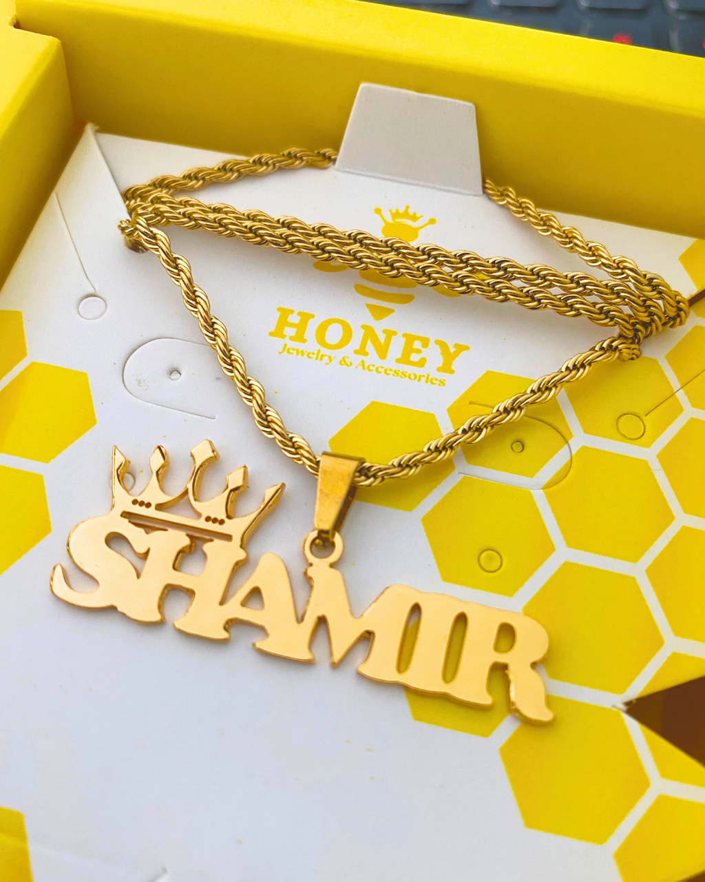 COLLAR CON NOMBRE MAYUSCULAS Y CORONA