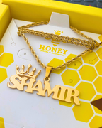 COLLAR CON NOMBRE MAYUSCULAS Y CORONA