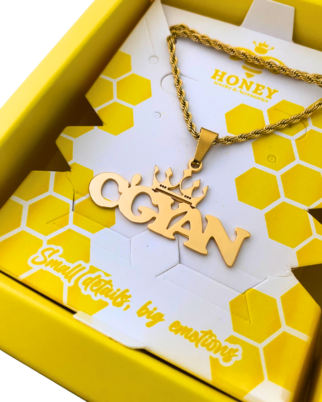 COLLAR CON NOMBRE MAYUSCULAS Y CORONA