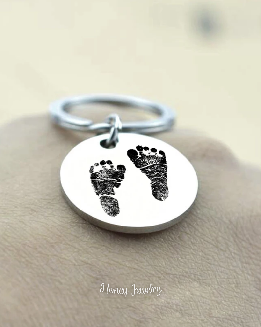 LLAVERO PLACA REDONDA CON HUELLAS DE BEBÉ