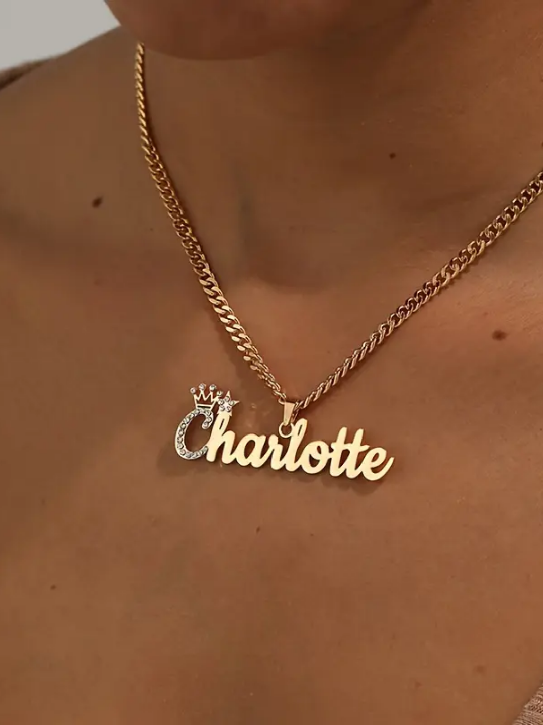 COLLAR CON NOMBRE CLÁSICO CON CIRCON EN INICIANL Y CADENA GRUESA