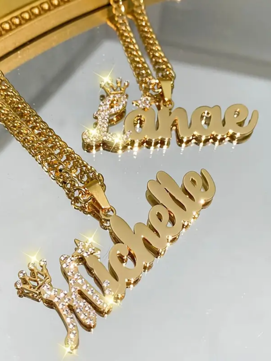 COLLAR CON NOMBRE CLÁSICO CON CIRCON EN INICIANL Y CADENA GRUESA