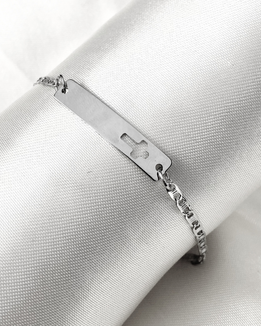 Kruis kinderarmbandje