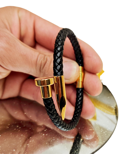 Pulsera para hombre correa en cuero tipo clavo