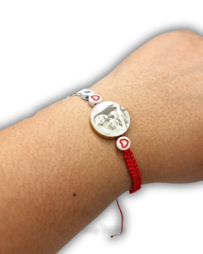 PULSERA TEJIDA CON FOTOGRABADO + LETRAS ACRILICAS