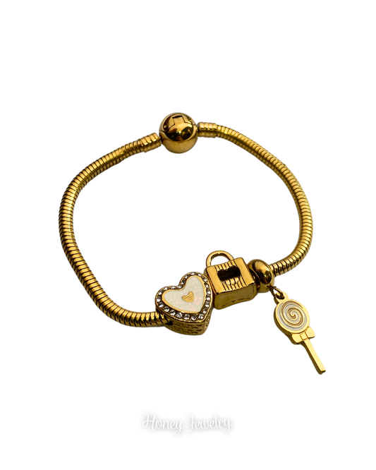 Movable charm bracelet