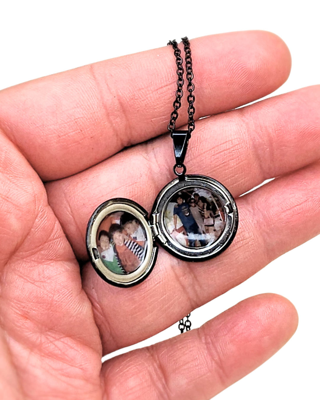 COLLAR RELICARIO REDONDO NEGRO - FOTO A COLOR