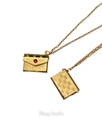 COLLAR CARTA DE AMOR CON RELIEVE