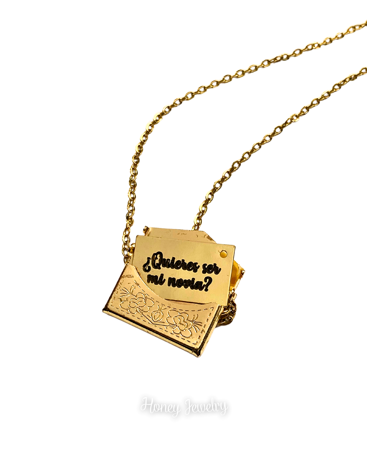 Collar sobre carta de amor con relieve