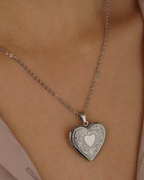 Collar Relicario doble corazón cincelado