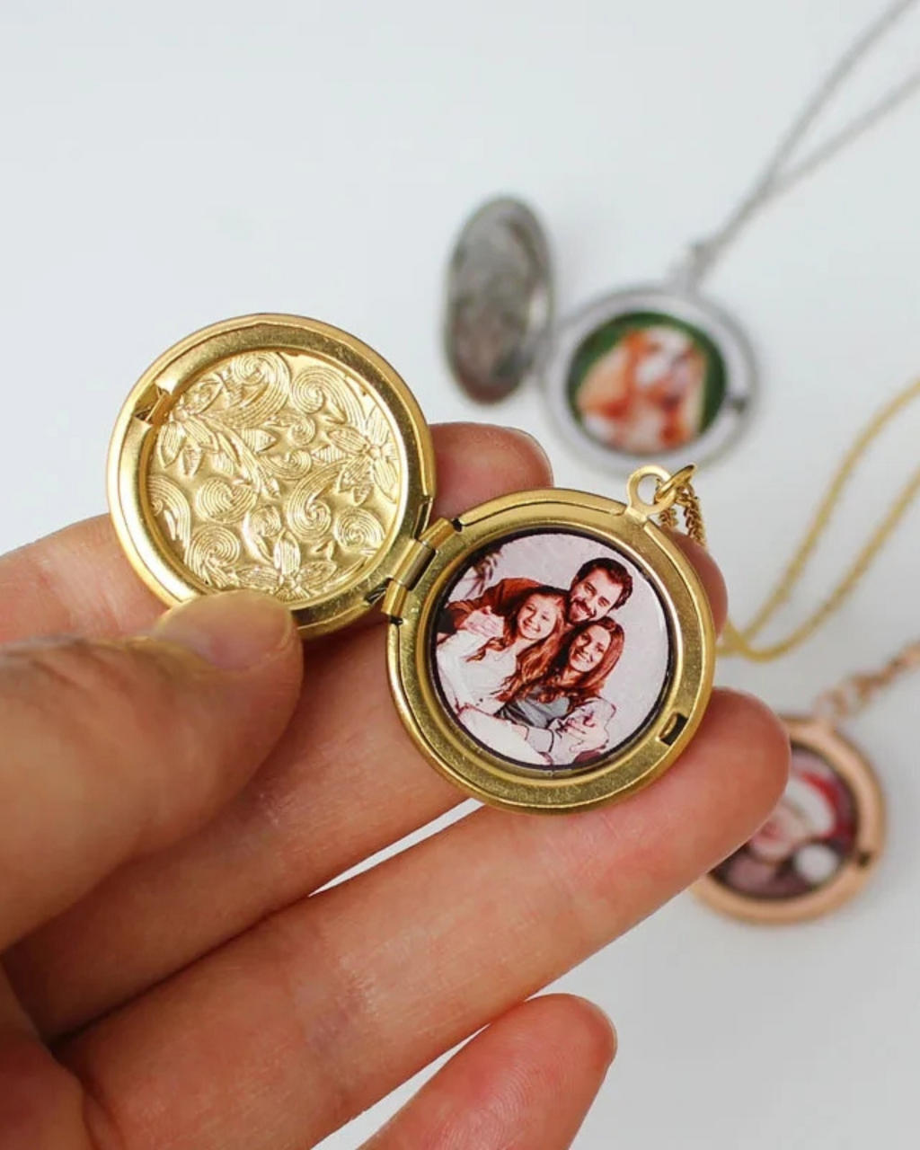 Ronde medaillonketting met bloemen