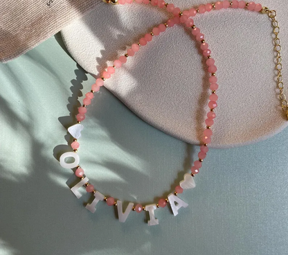 COLLAR INICIALES EN NACAR + CRISTALES ROSADOS PARA BEBÉ Y NIÑOS