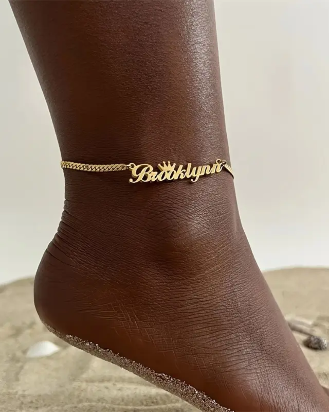 TOBILLERA CON NOMBRE CADENA GRUESA Y CORONA