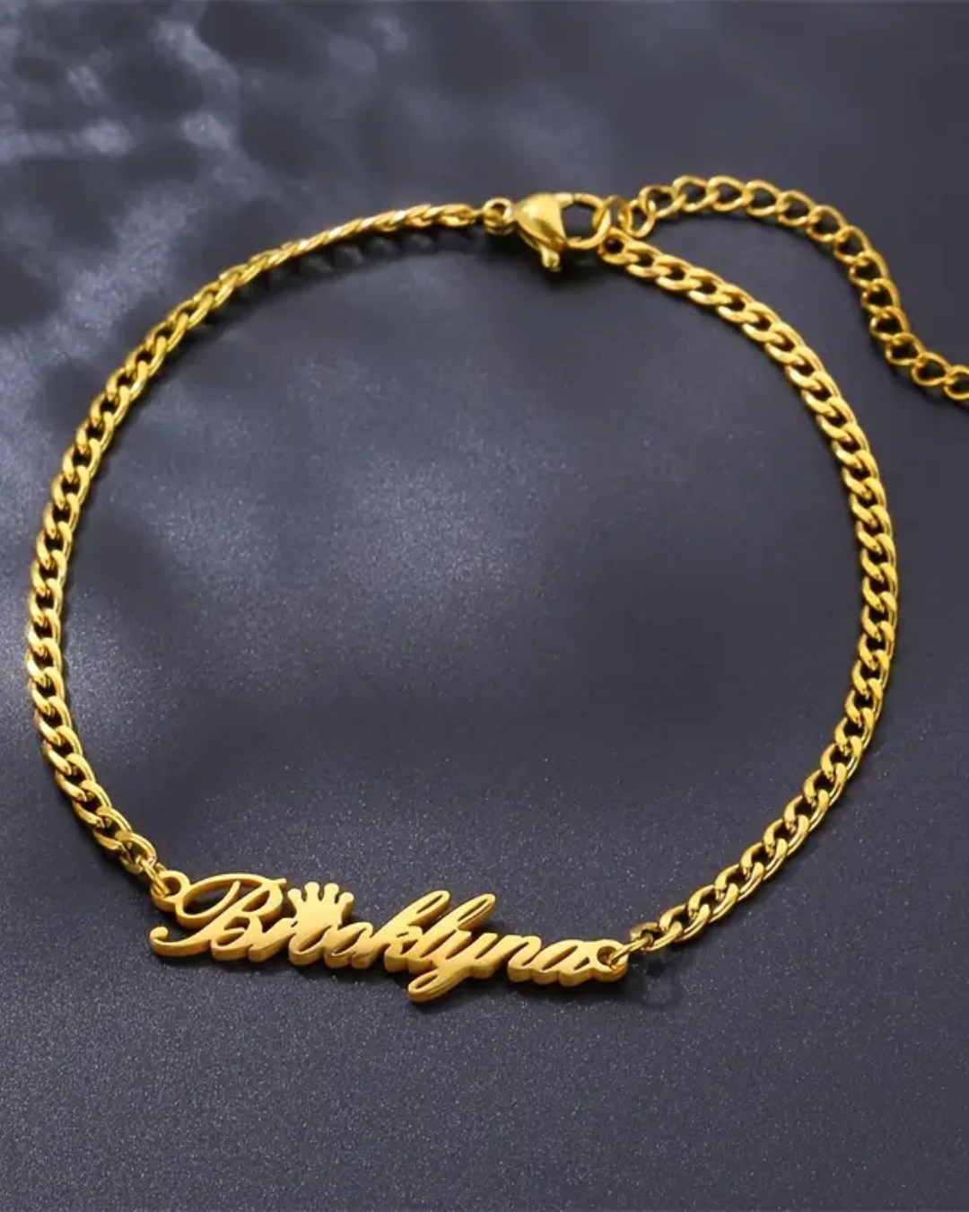 TOBILLERA CON NOMBRE CADENA GRUESA Y CORONA