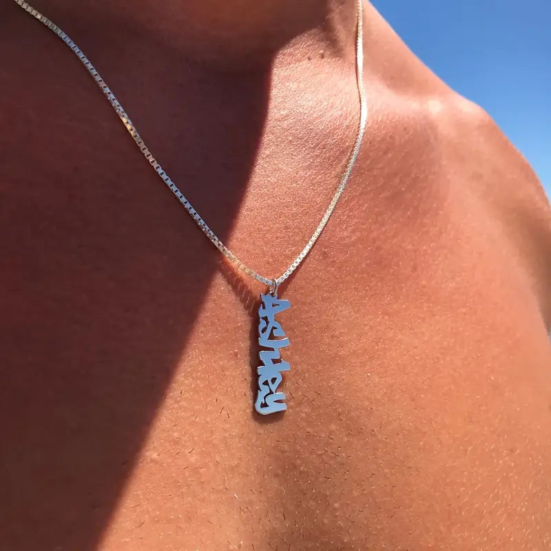 COLLAR CON NOMBRE VERTICAL