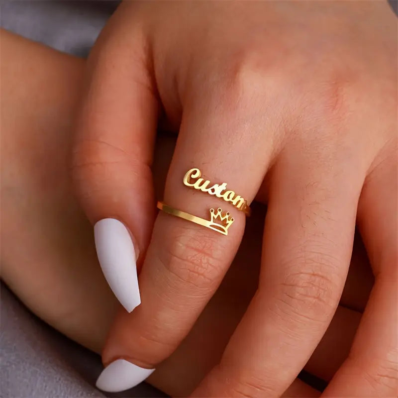 ANILLO CON NOMBRE Y CORONA