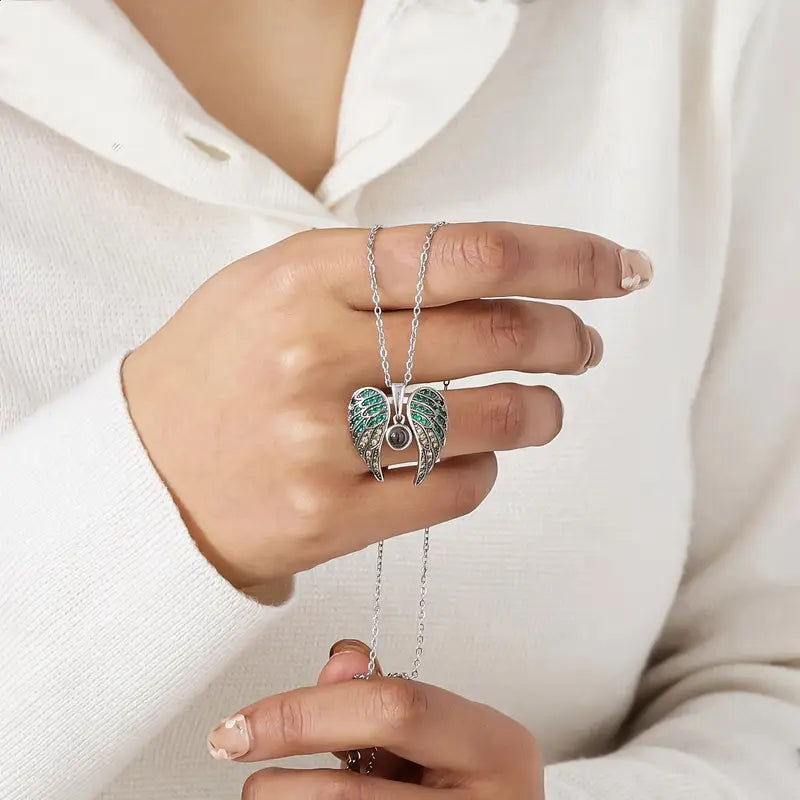 PRE ORDEN - COLLAR RELICARIO ALAS CON FOTO PROYECCION