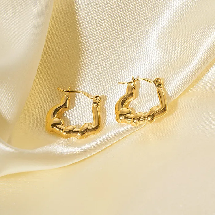 in elkaar grijpende hart oorbellen