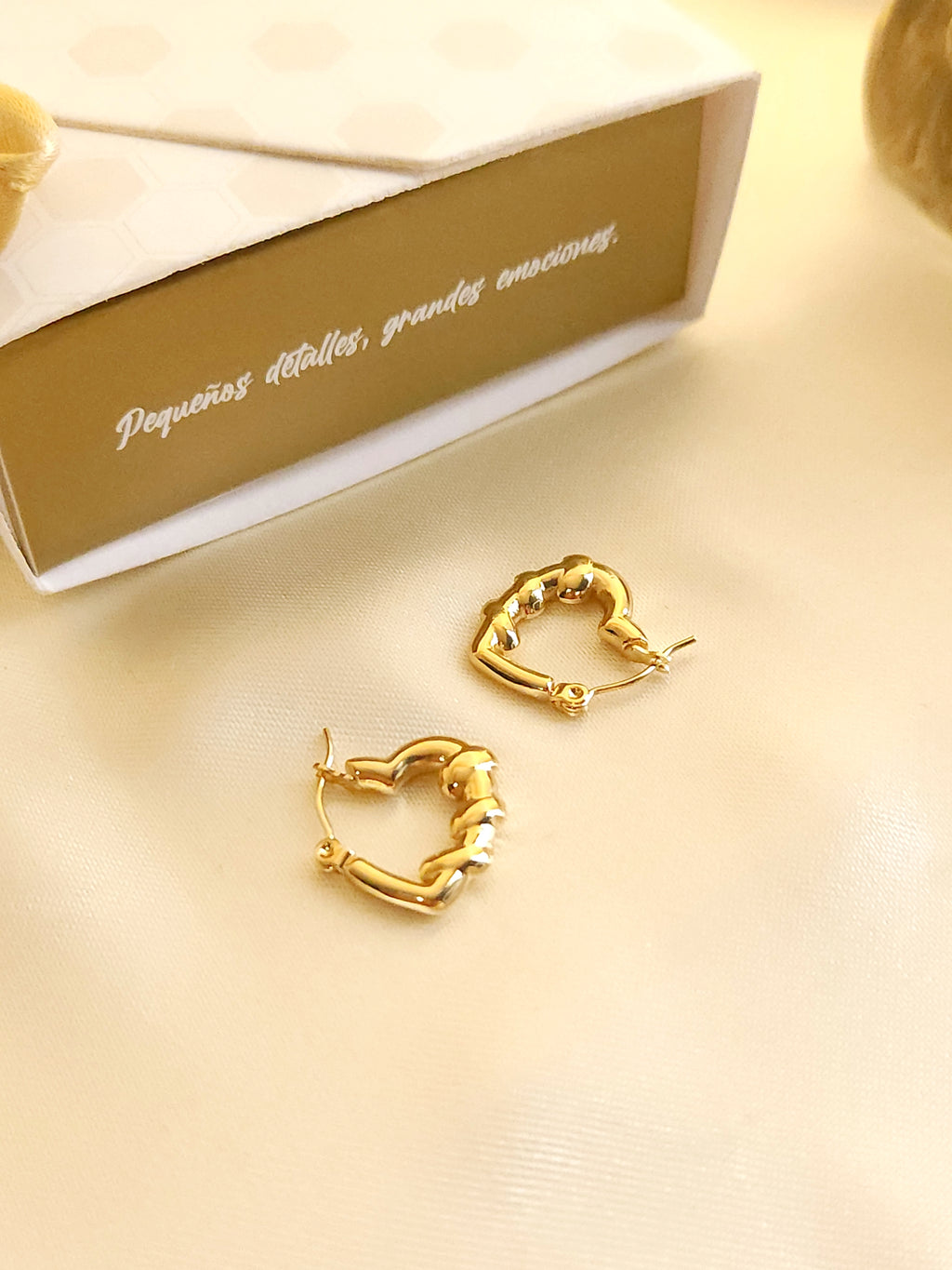 in elkaar grijpende hart oorbellen