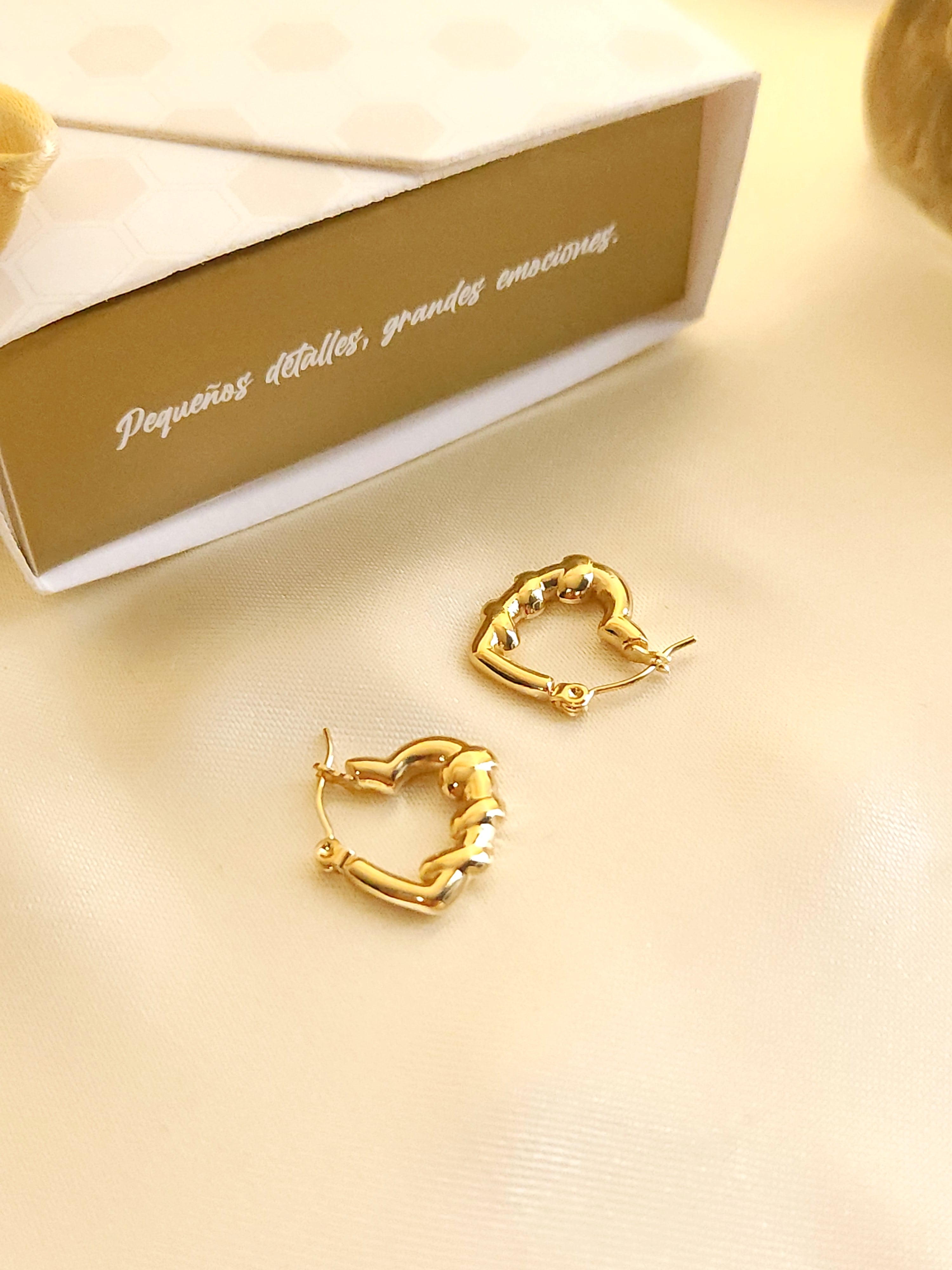 aretes corazón entrelazado