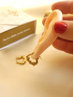 in elkaar grijpende hart oorbellen