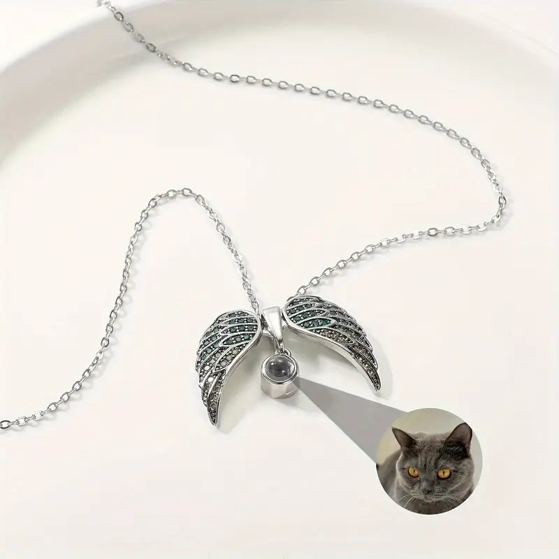 PRE ORDEN - COLLAR RELICARIO ALAS CON FOTO PROYECCION