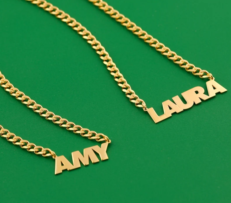 Ketting met naam in hoofdletters en dikke ketting