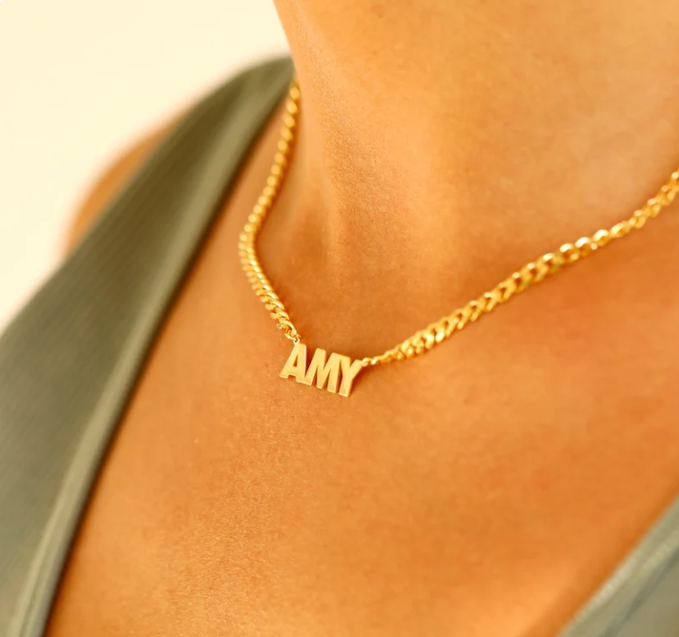 Ketting met naam in hoofdletters en dikke ketting